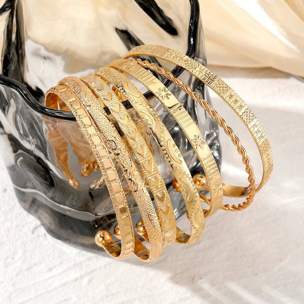Set 7 Bracciali Dorati Donna — Stile Punk Boho con Cuori e Design Aperto