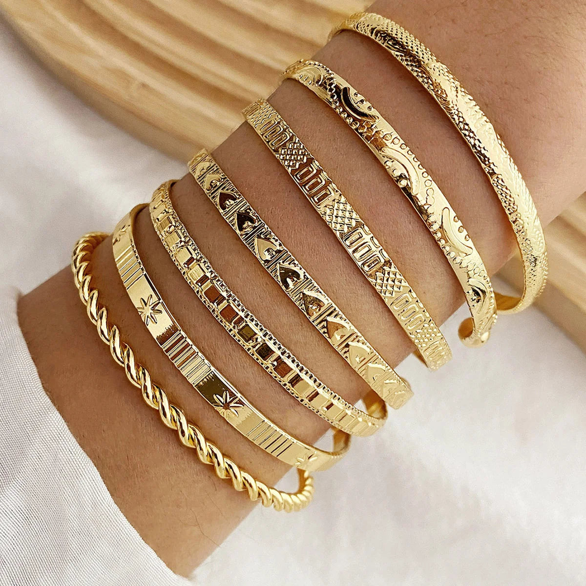 Set 7 Bracciali Dorati Donna — Stile Punk Boho con Cuori e Design Aperto